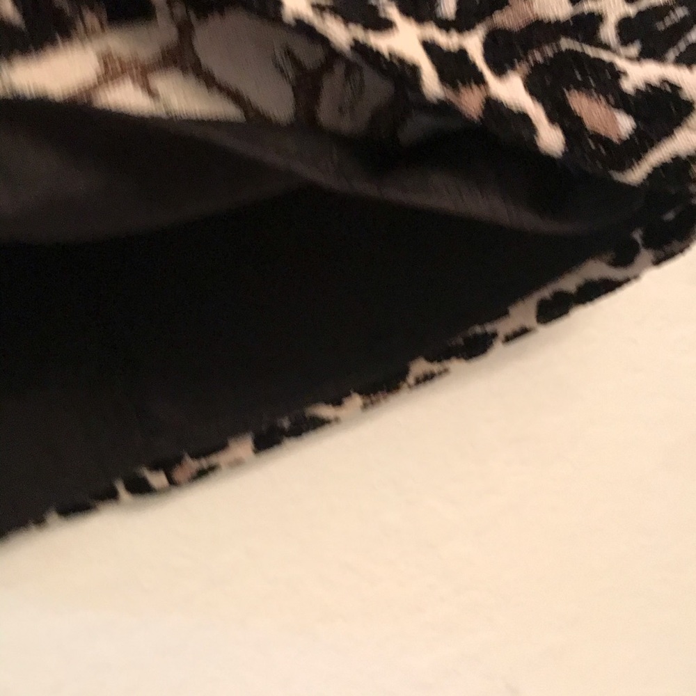 Leopard Print Top With Keyhole Back - Picture 5 of 7
